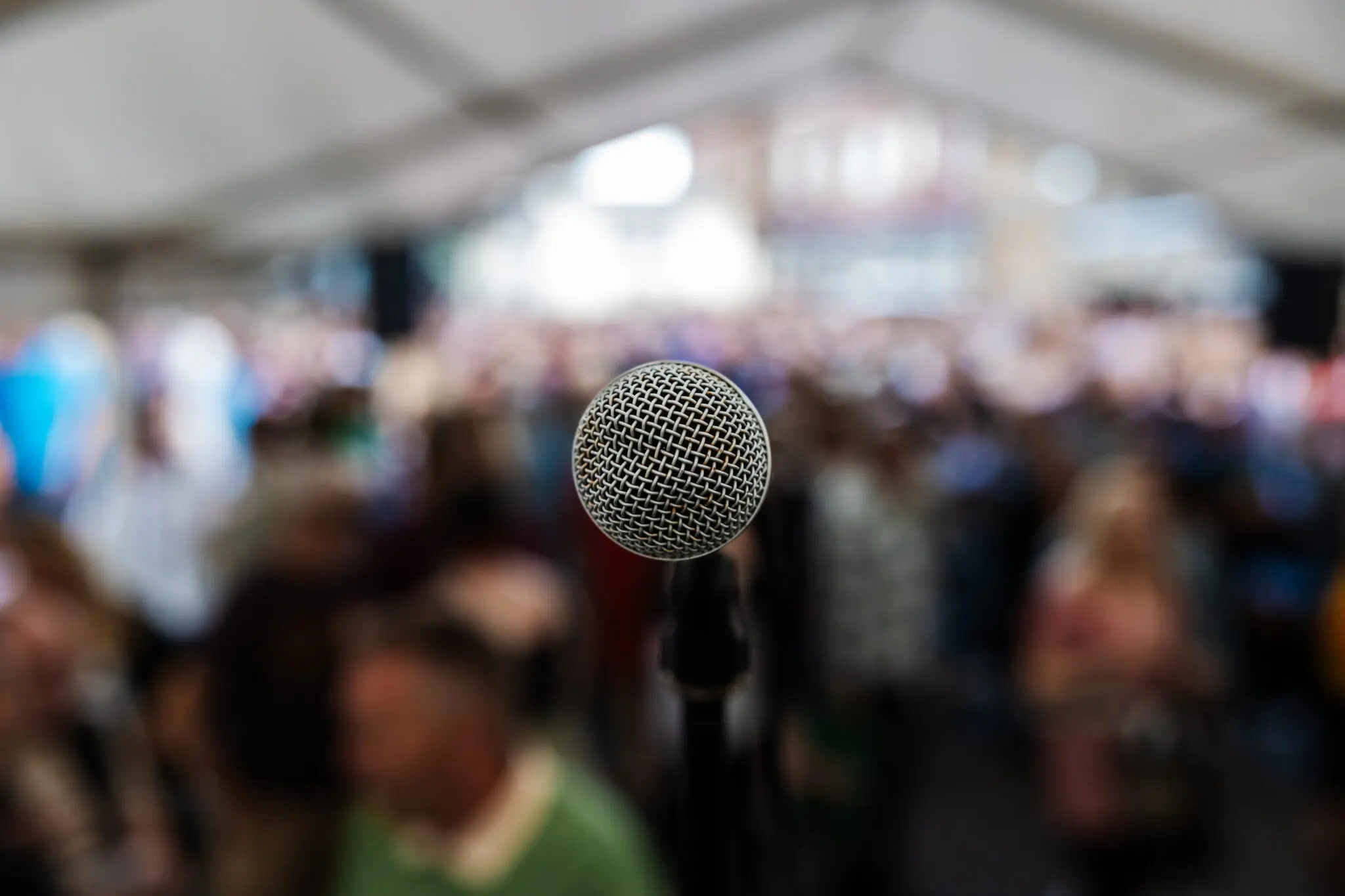 A microphone with a blury crowd